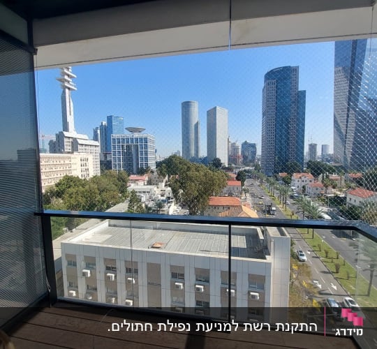 רשת שקופה על מרפסת למניעת כניסת יונים
